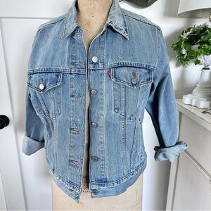 Levi’s denim jacket light blue faded EUC vintage structured fit